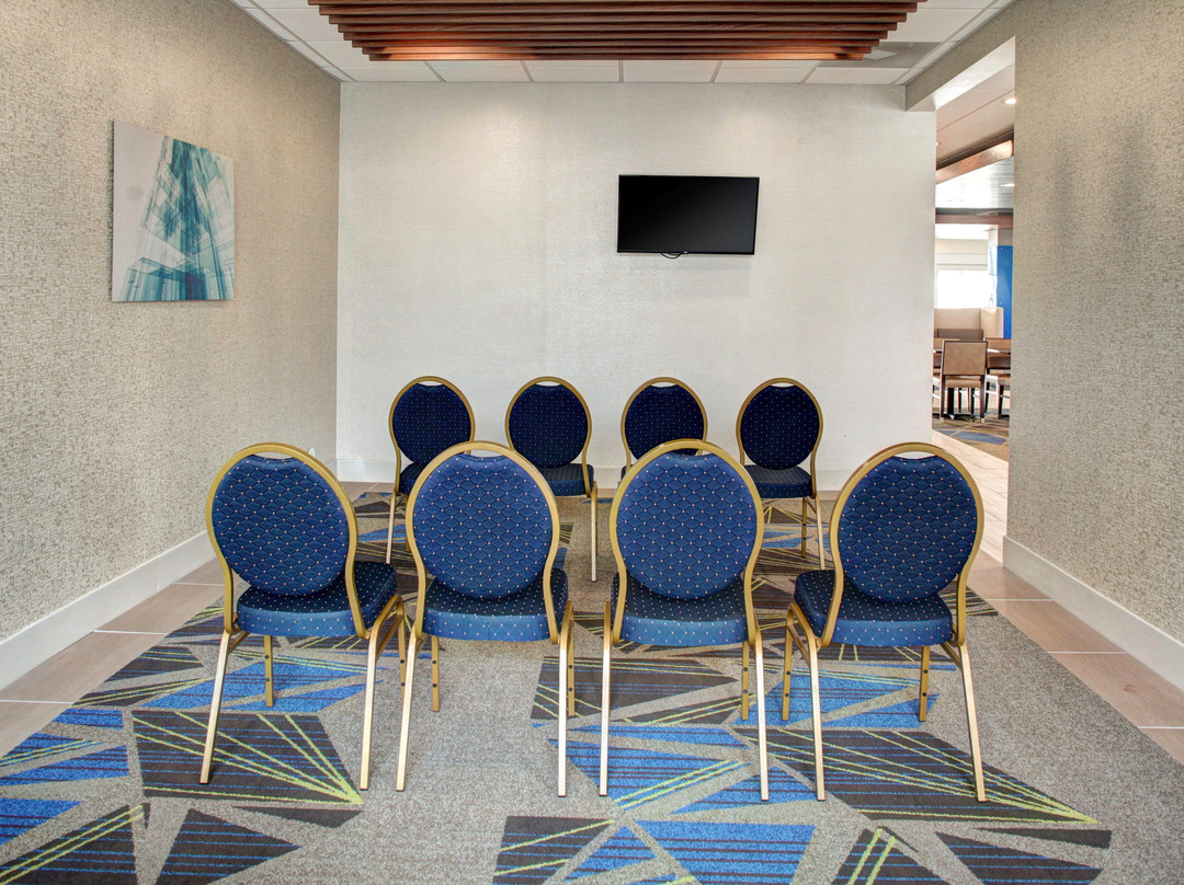 Holiday Inn Express & Suites Coldwater By IHG主图