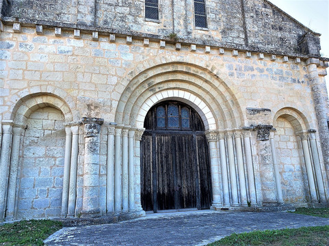 Eglise et Prieuré Saint-Jean-Baptiste-Ronsenac必去景点