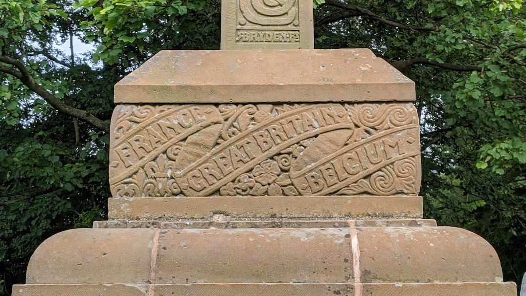 Coylton and Rankinston War Memorial景点图片