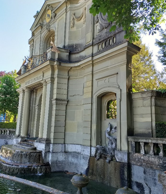 Moated castle景点图片