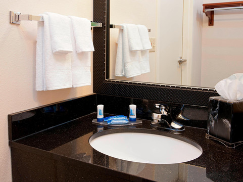 布卢明顿万枫酒店及套房主图