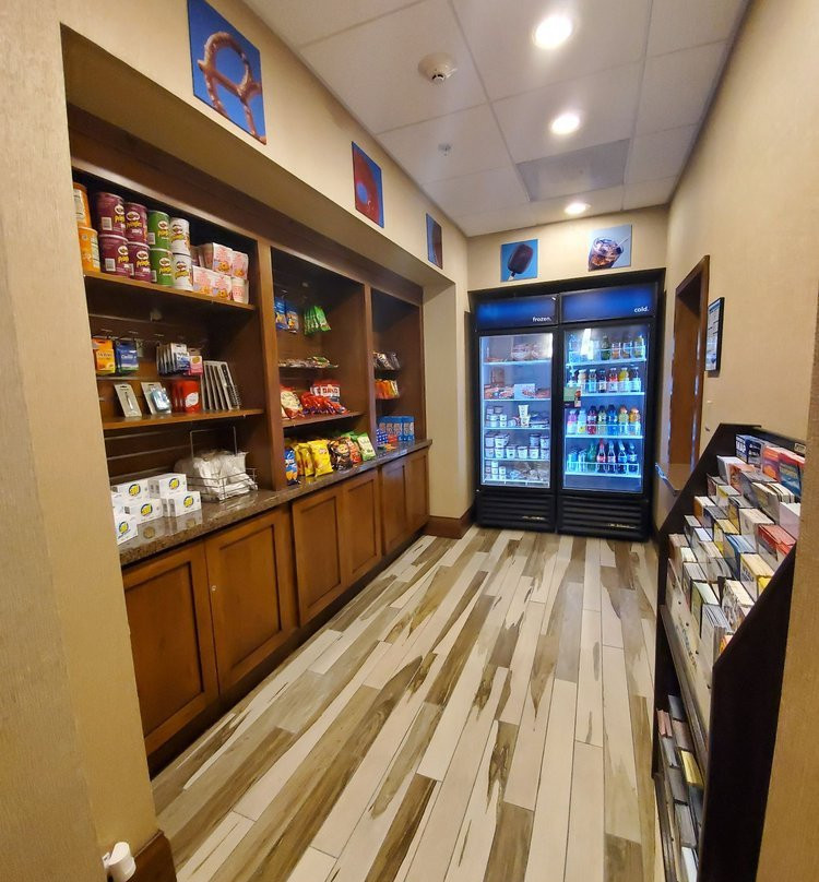 萨利纳斯希尔顿欢朋套房酒店主图