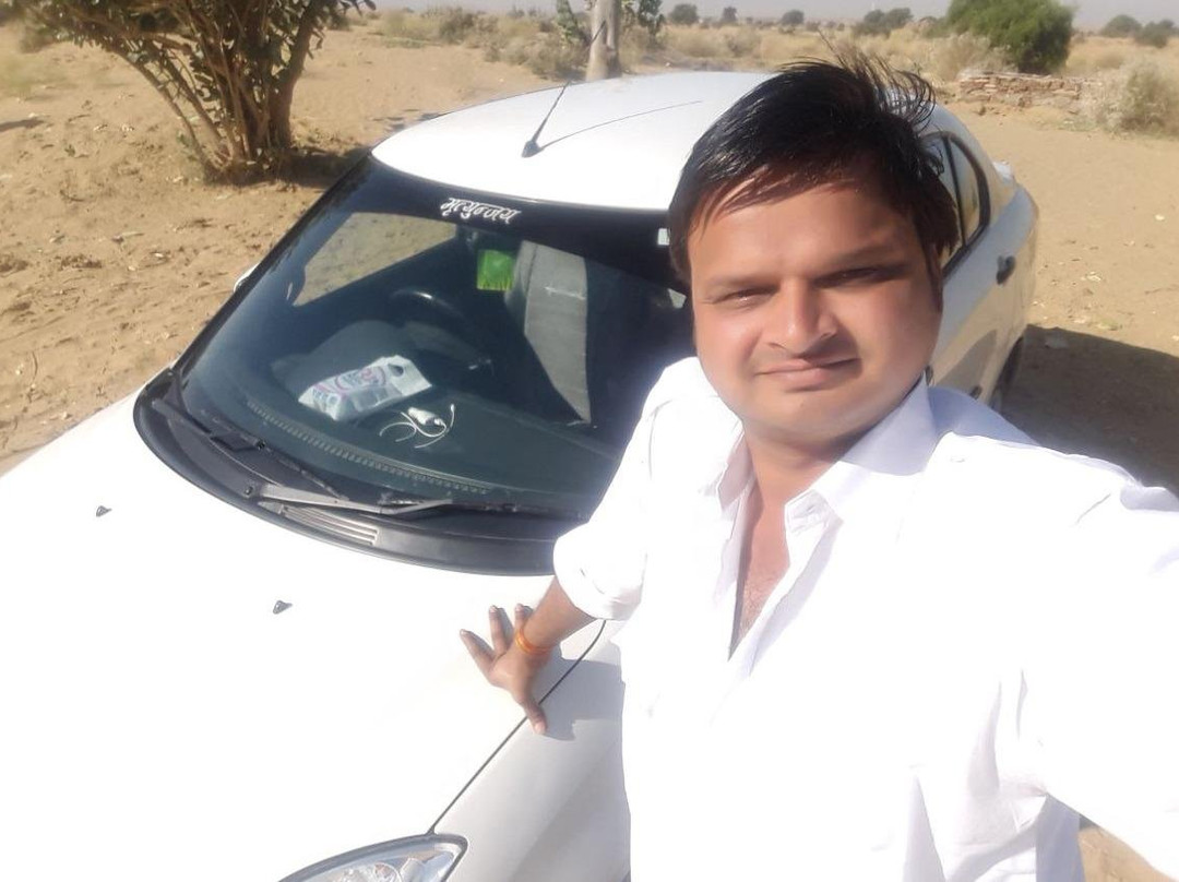 India saying namaste Trips-阿尔瓦必去景点