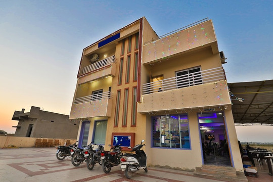 OYO 29155 Village Hotel主图
