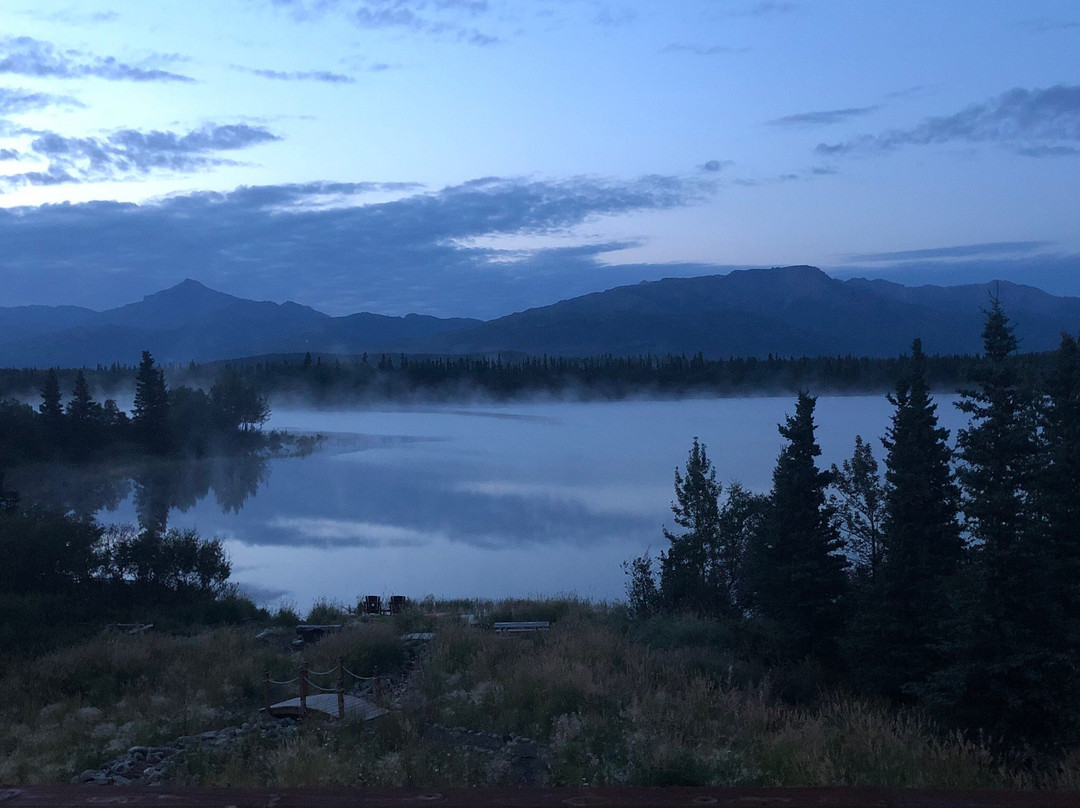 德那利湖景客栈主图