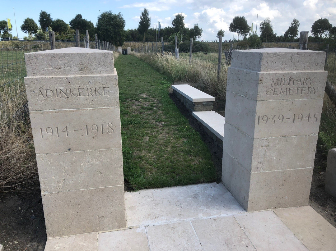 Adinkerke Military Cemetery景点图片