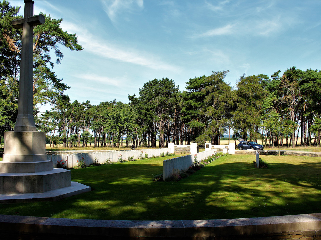 Givenchy Road Canadian Cemetery景点图片