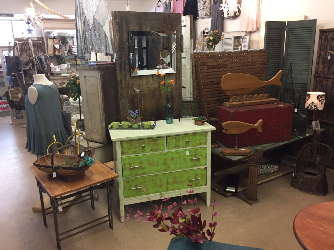 Eighth & Main Antique Center-奇科必去景点