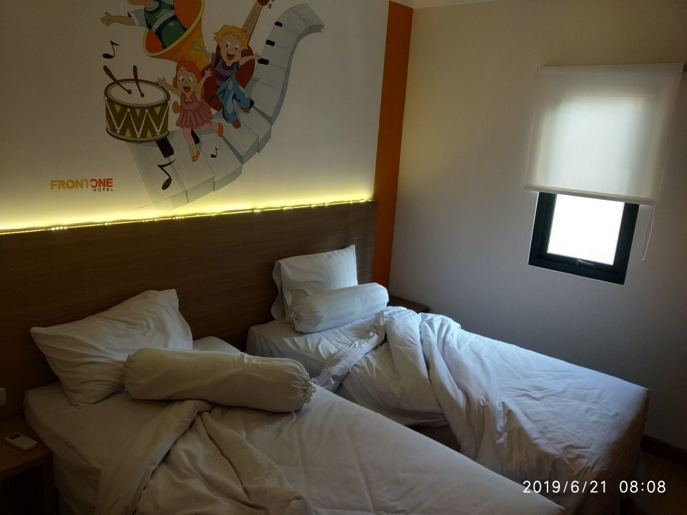 Front One Hotel Tulungagung主图