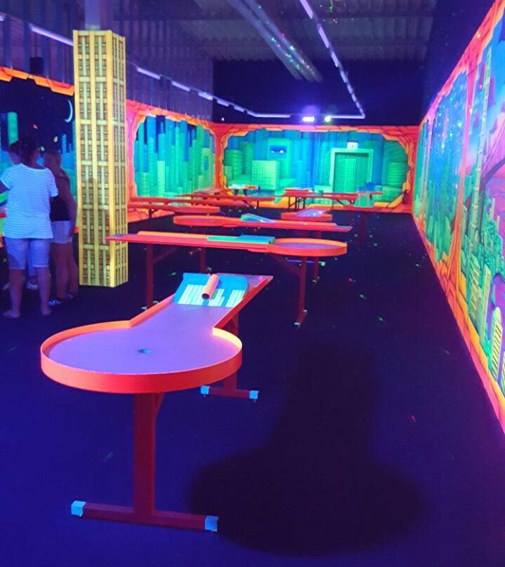Schwarzlichtpark 3D-Indoor Minigolf & PitPat景点图片