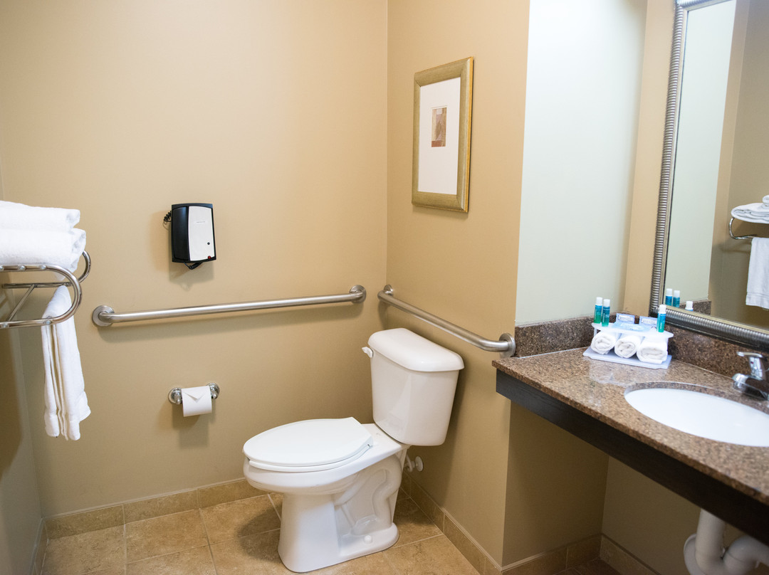 诺斯伍兹快捷假日&套房酒店主图