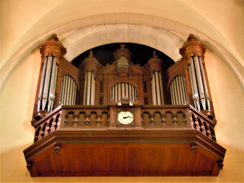 Eglise Saint Pierre-沙朗通桥必去景点