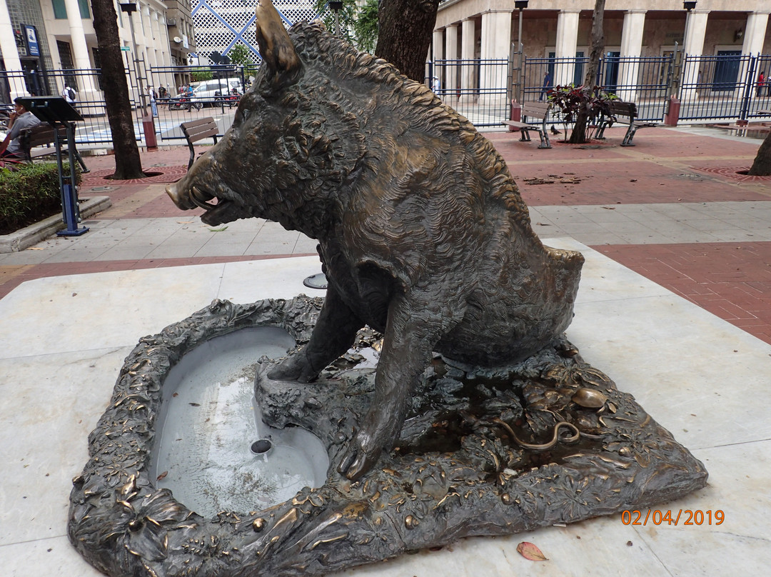 Wild Boars Sculpture景点图片