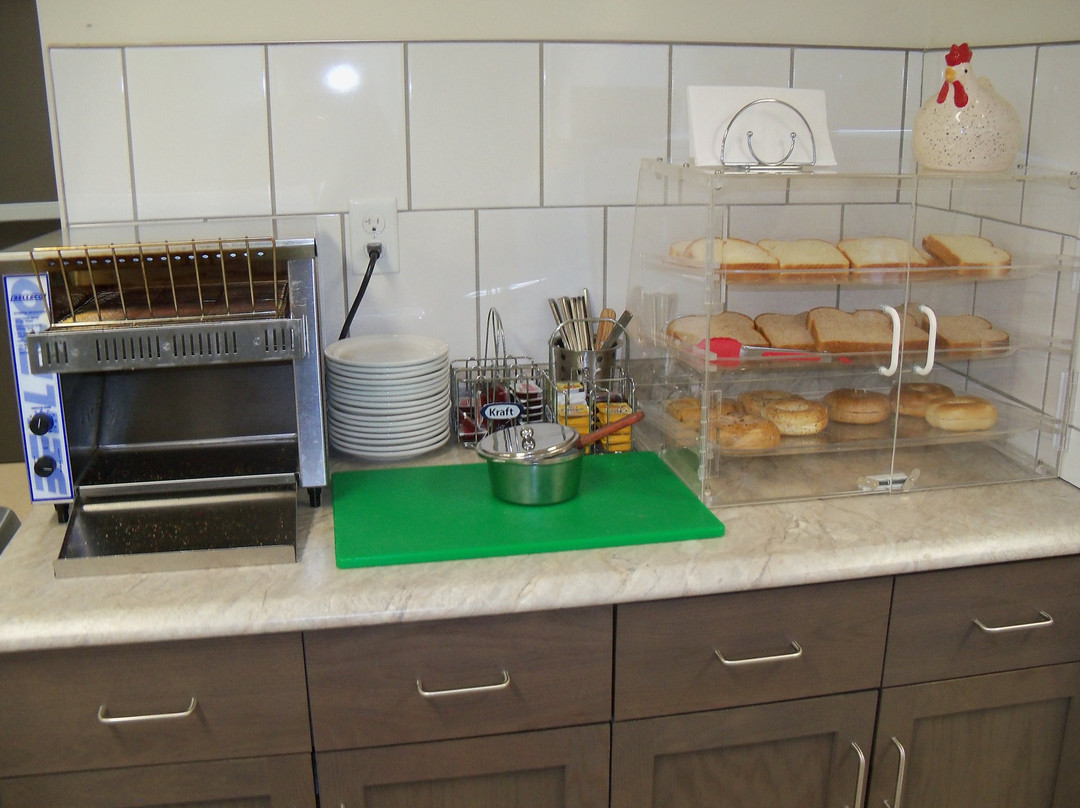 Crossroads Inn & Suites主图