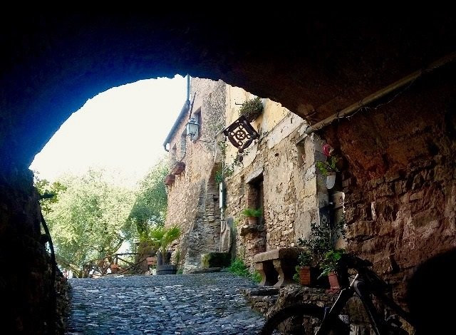 Colla Micheri Medieval Village景点图片