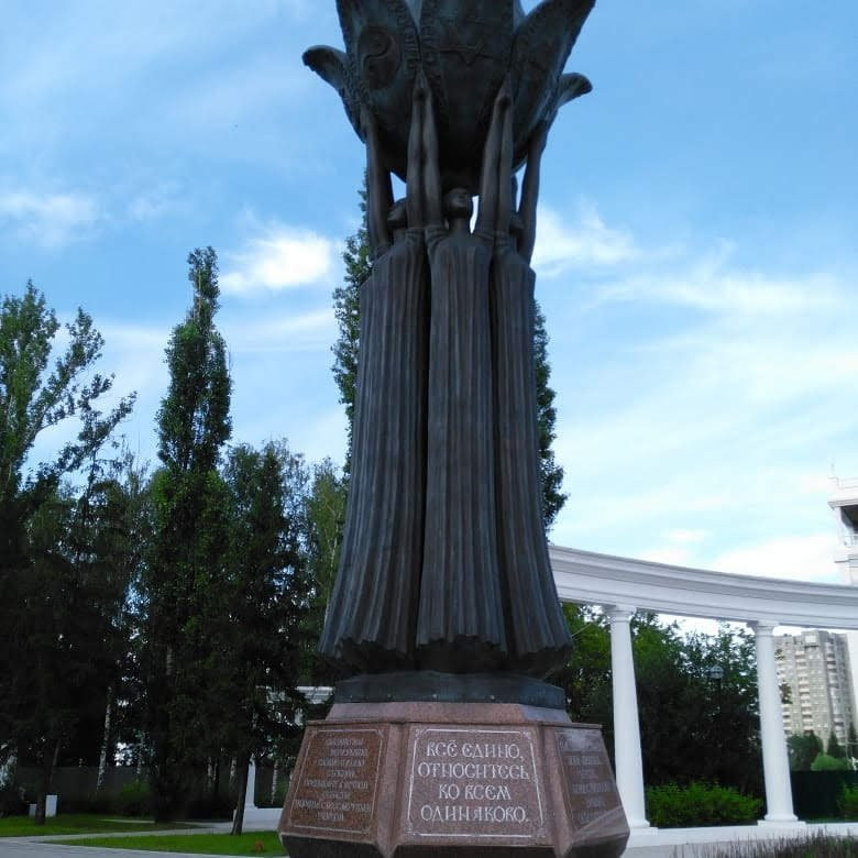 Syukterka旅游景点-Monument Roza Mira