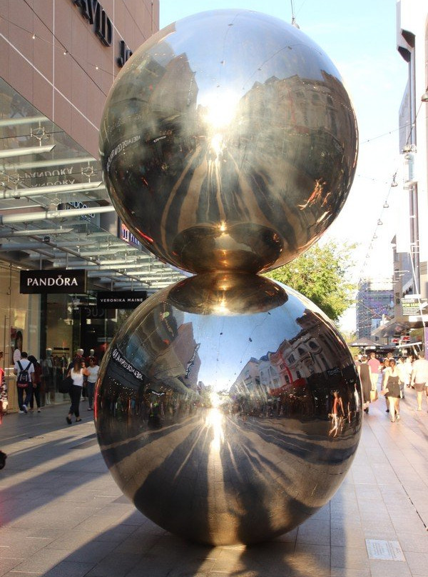 The Mall's Balls Statue景点图片
