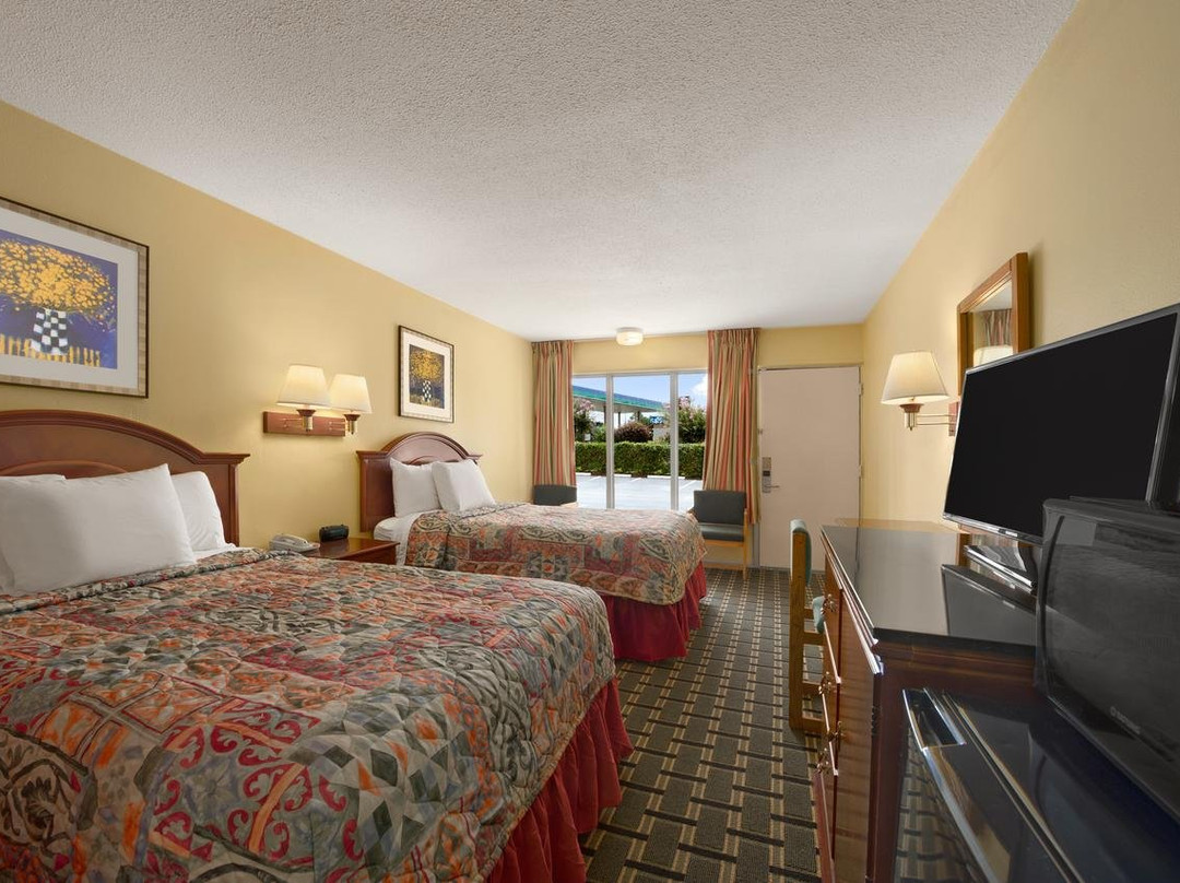 Rose Garden Inn & Suites主图