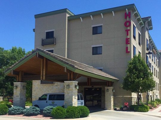 Parkwood Inn & Suites主图