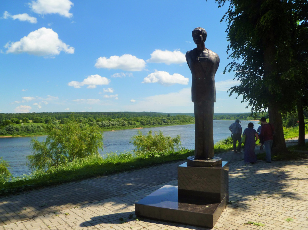 Monument to Bella Akhmadulina