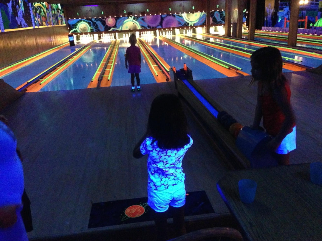 ibowl.ca Family Fun Center景点图片
