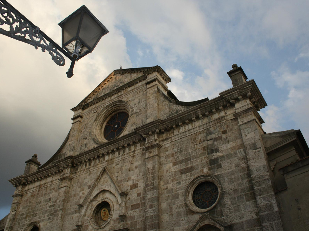 Basilica Cattedrale Nativita della Beata Vergine Maria-Ascoli Satriano必去景点