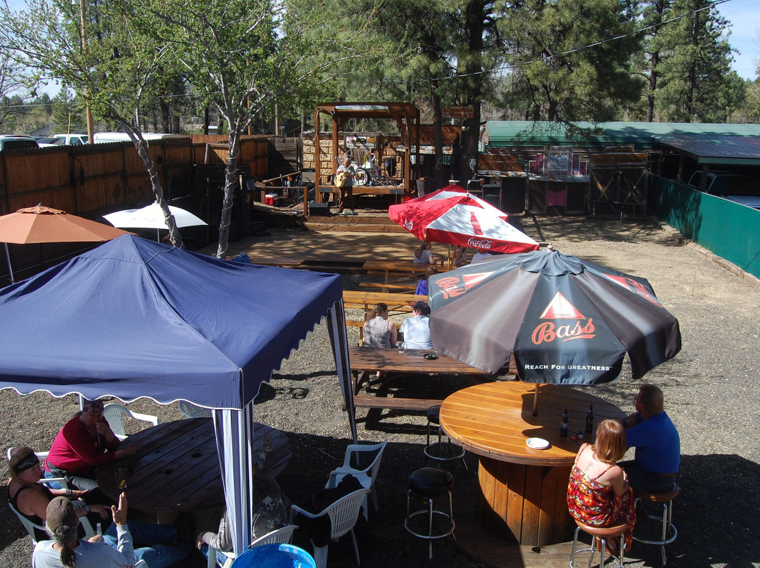 Whiteriver餐馆和美食-The Lions Den