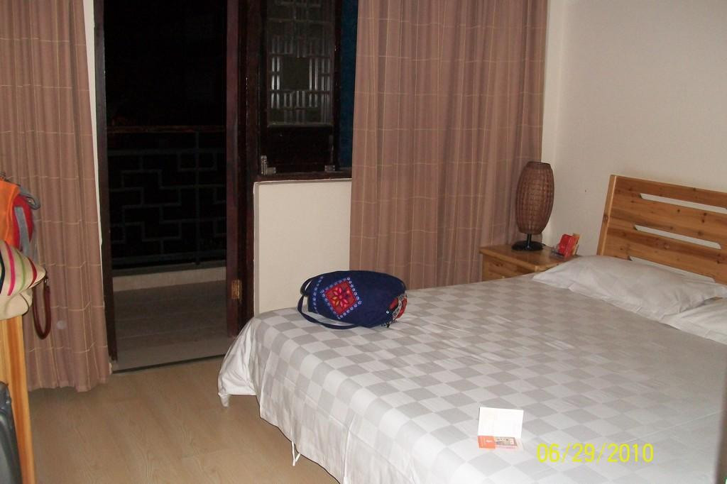 彝人古镇大酒店主图