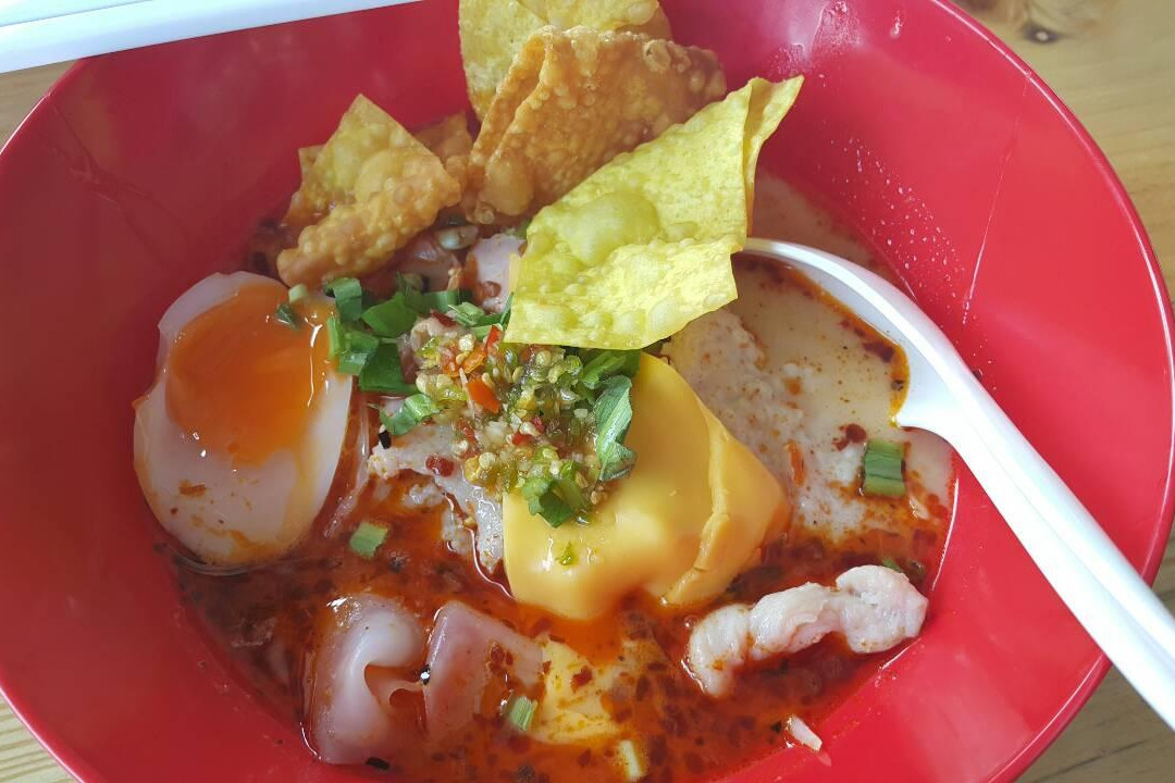 นายโอ๊ต  ก๋วยเตี๋ยวต้มยำน้ำข้น ข้าวต้มรอบดึก