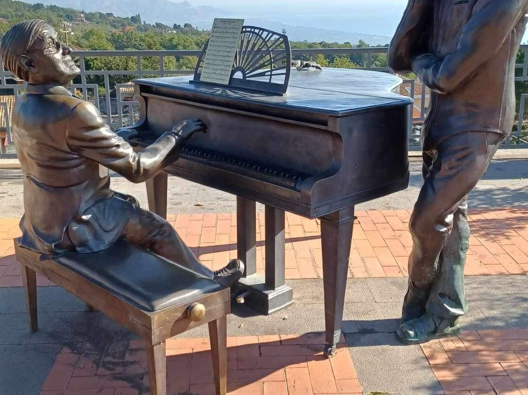Statua Di Franco Battiato E Lucio Dalla景点图片