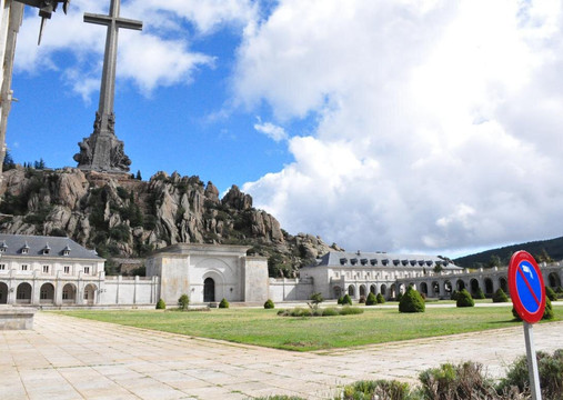 Iglesia Abacial de la Santa CruZ