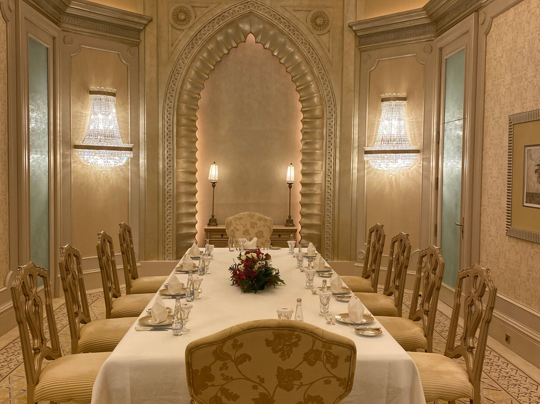 八星皇宫酒店主图