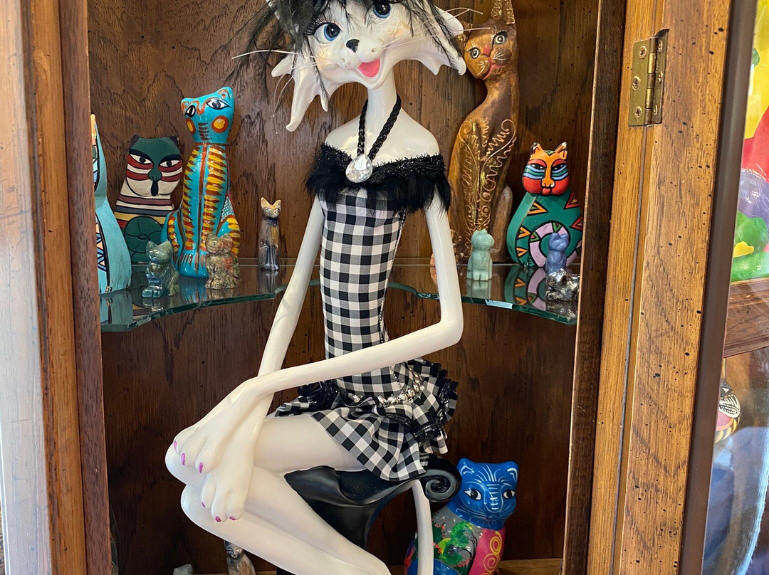 Redner's Rescued Cat Figurine Mewseum-Menomonee Falls必去景点