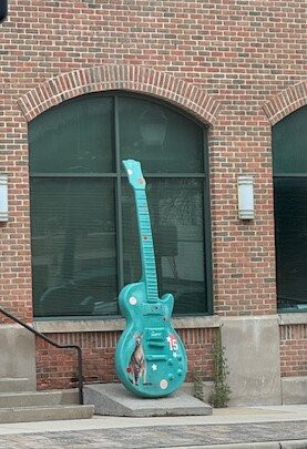 Waukesha GuitarTown Murals & Guitars-沃基肖必去景点