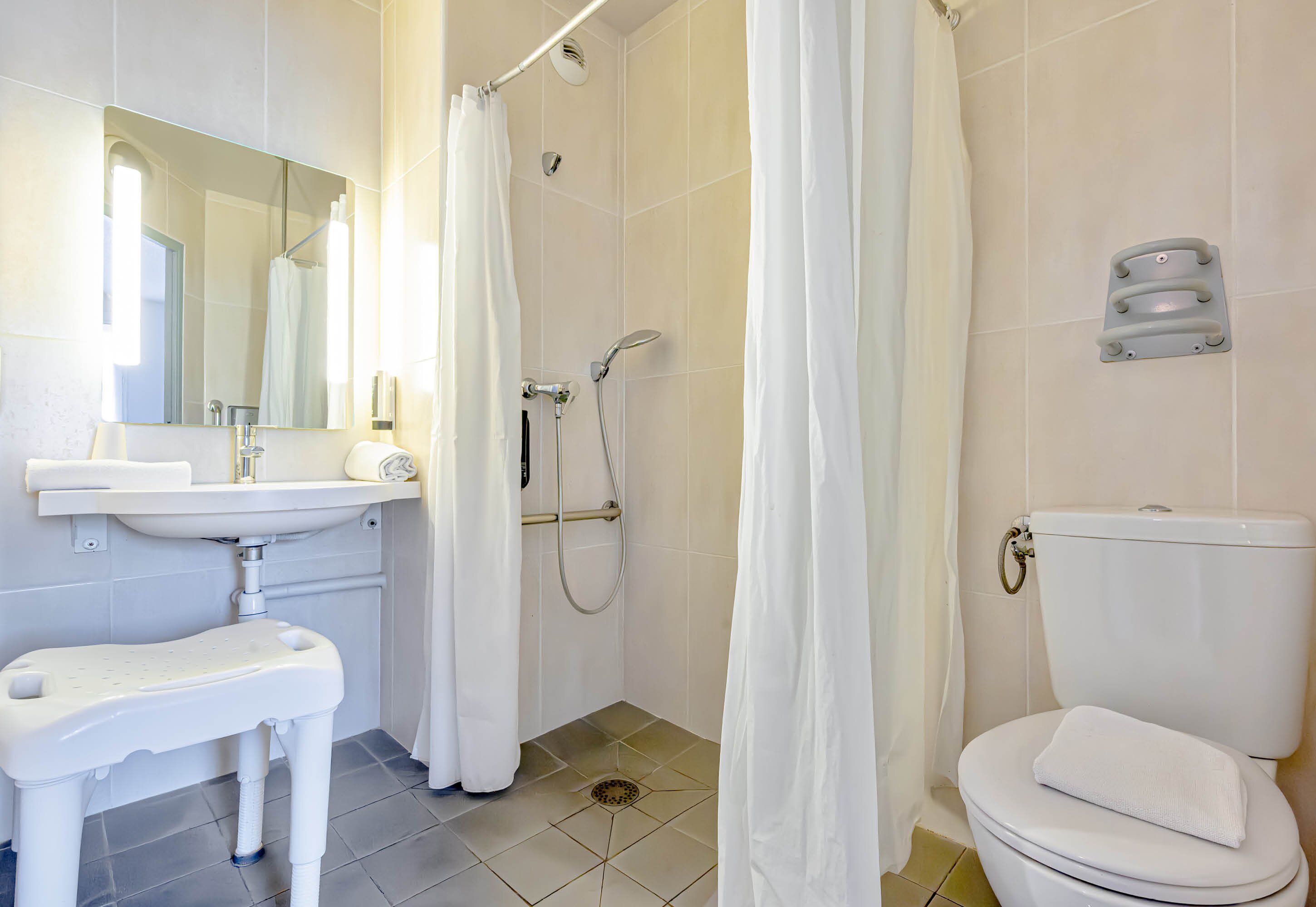 B&B HOTEL Brignoles-浴室