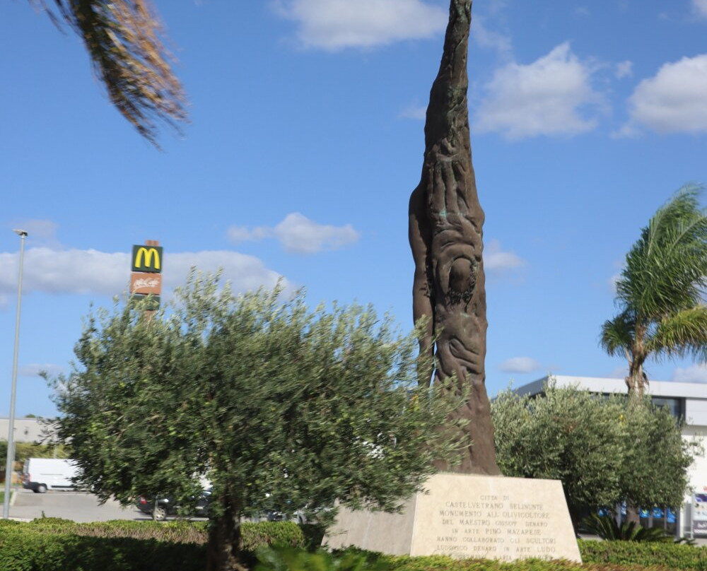 Monumento All`Olivicoltore