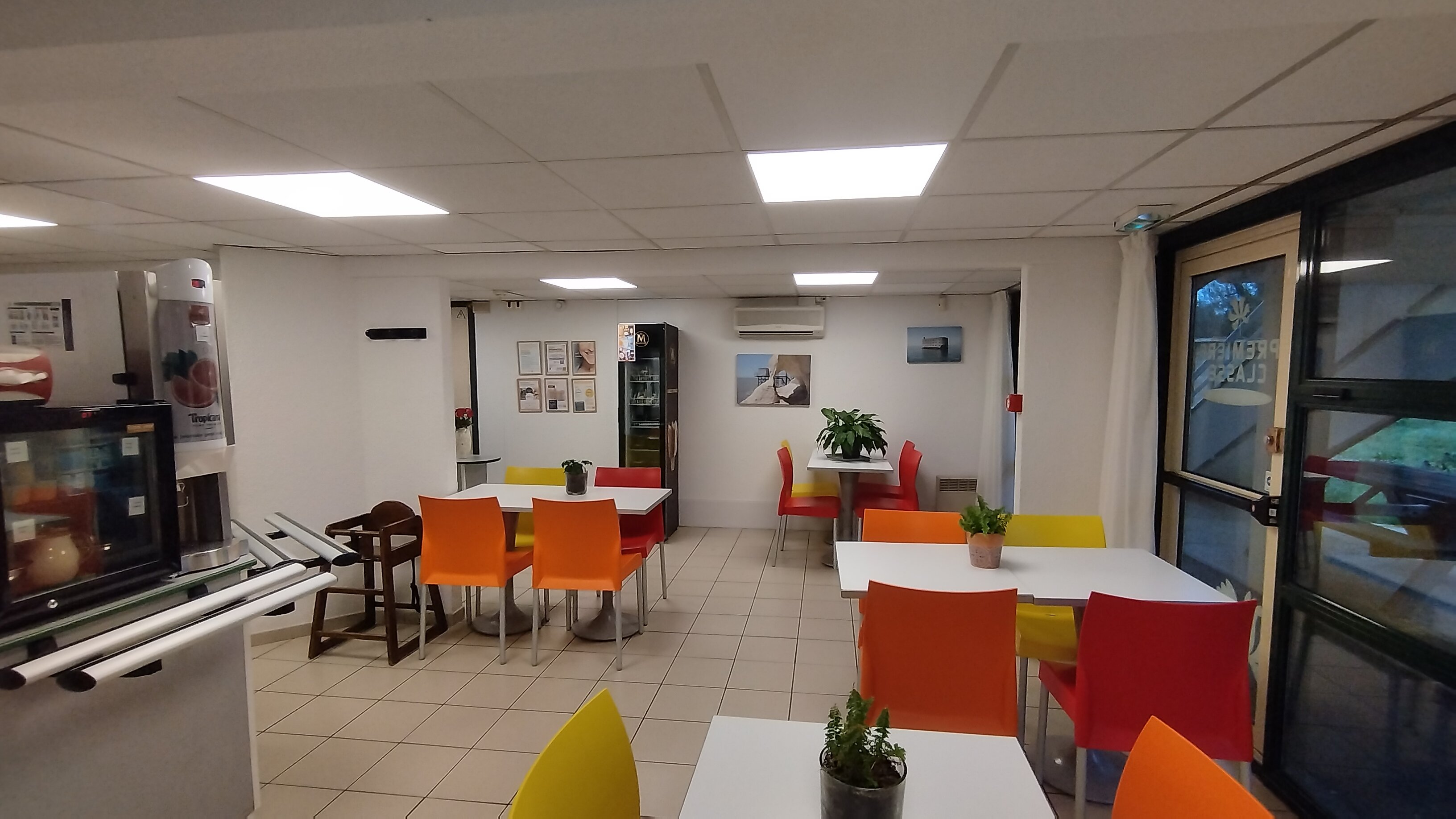 南拉罗谢尔 - 安格林斯普瑞米尔经典酒店-餐饮