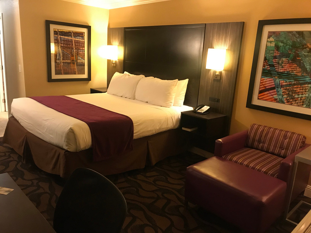 贝斯特韦斯特普拉斯机场广场酒店主图