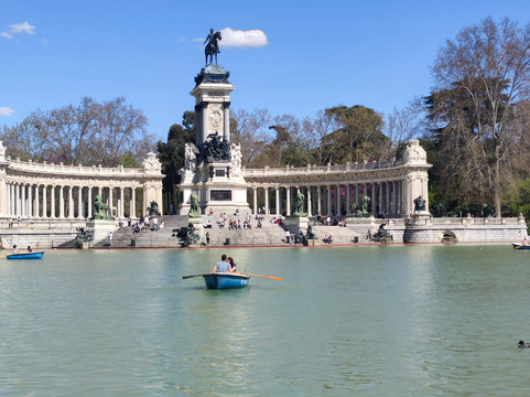 PUB CRAWL MADRID-马德里必去景点