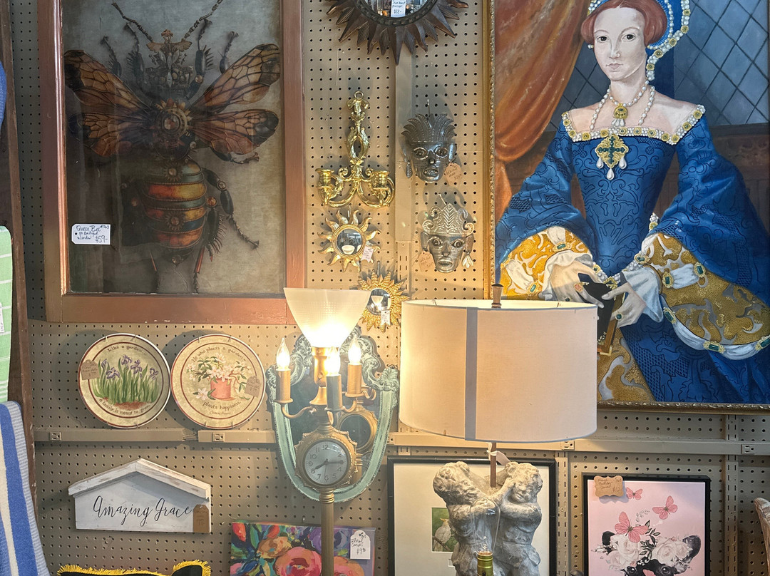 Two Sisters Dusty Attic Flea Market-Cassville必去景点