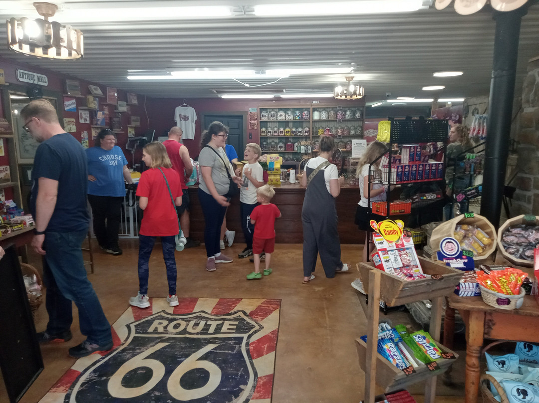 Country Cousins Antique Mall-Bourbon必去景点