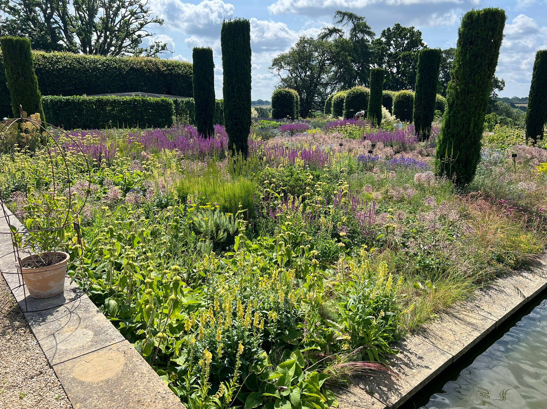 Broughton Grange Garden景点图片