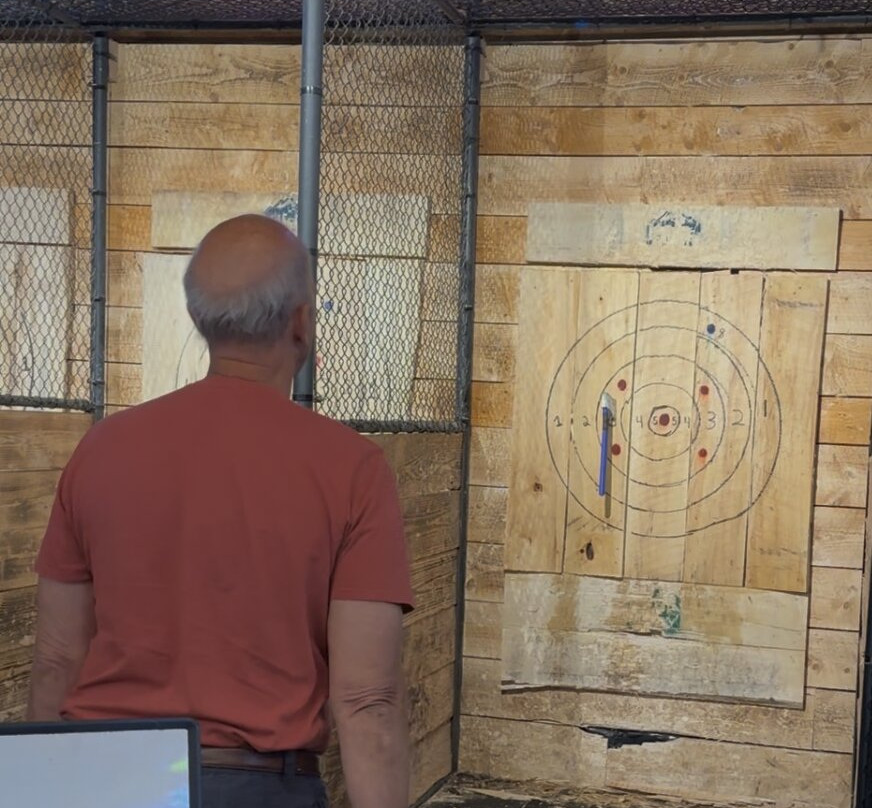 JD's Hideaway Axe Throwing & Golf Simulator-Altus必去景点