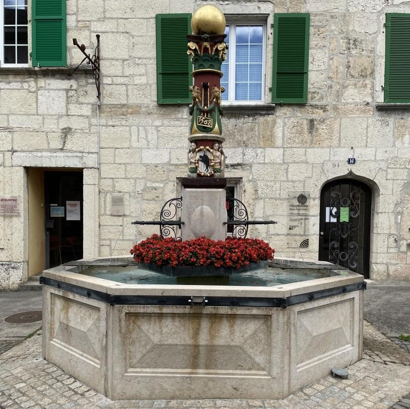 Fontaine de la Ronde Boule Dorée-Porrentruy必去景点