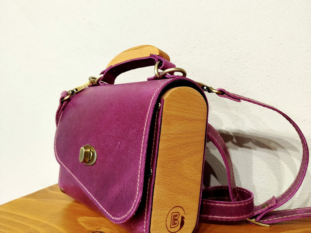 BE Wood And Leather Craft-沃洛斯必去景点