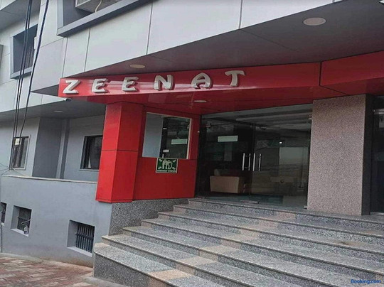 OYO 62748 Hotel Zeenat