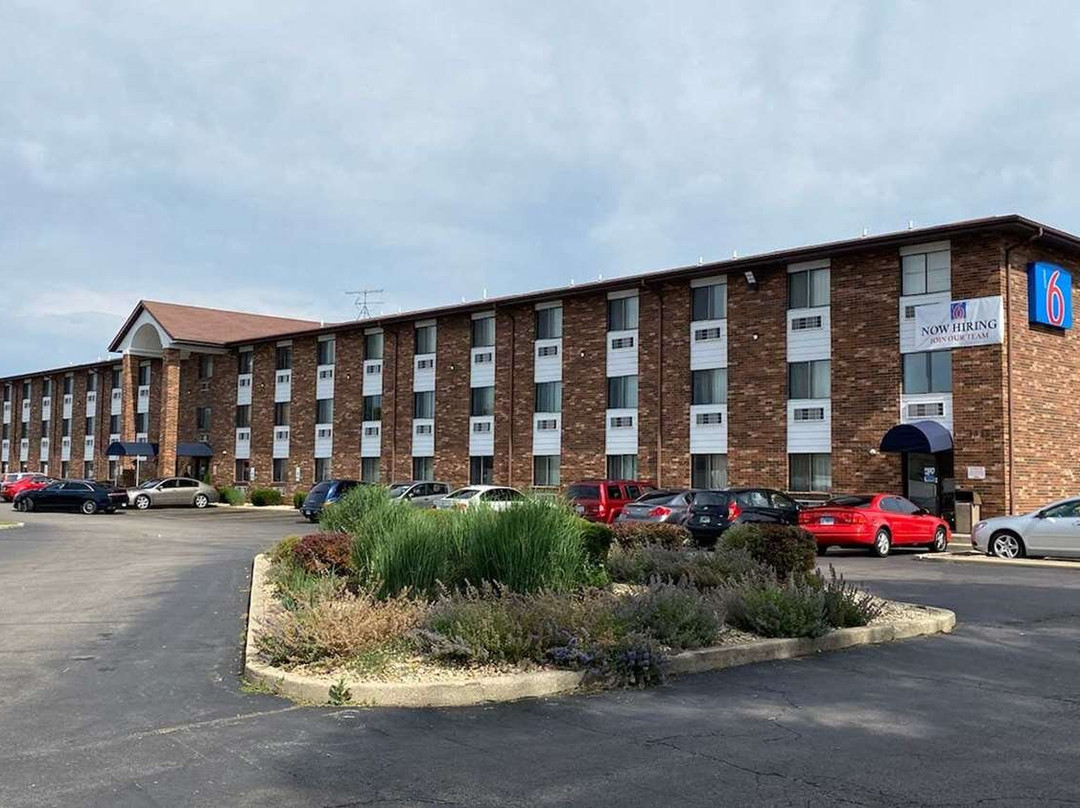 内珀维尔贝蒙特旅馆套房酒店主图