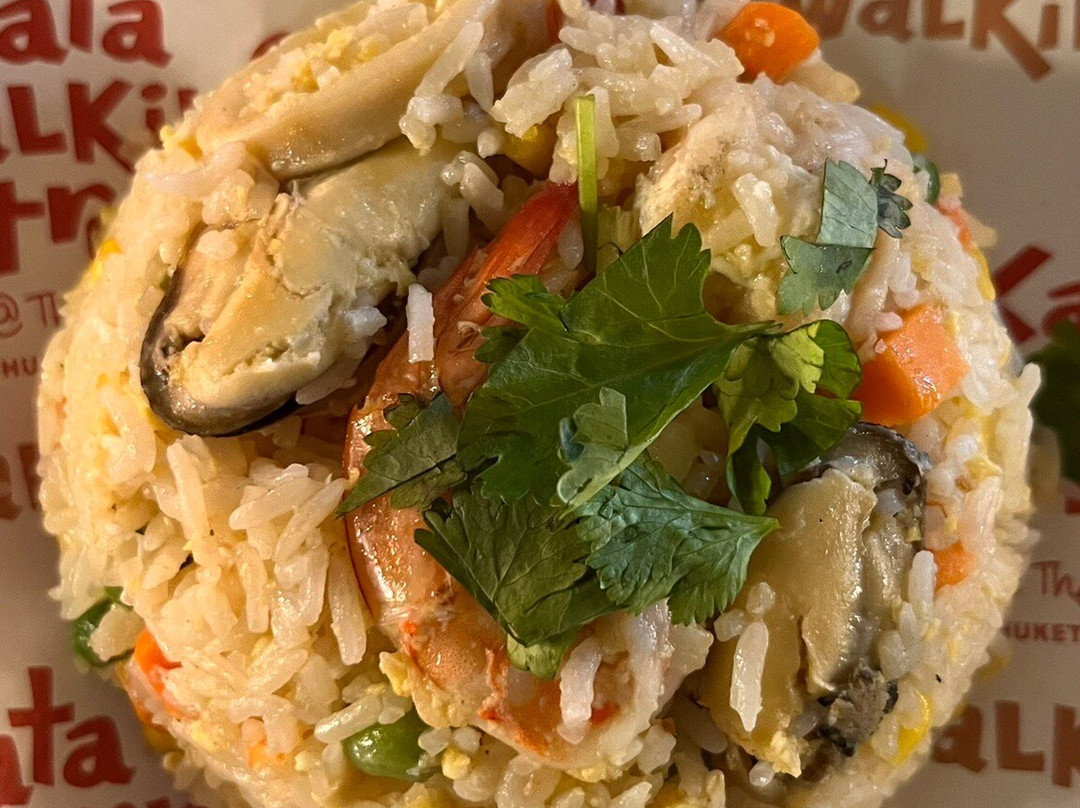 Kata Walking Street-卡塔海滩必去景点