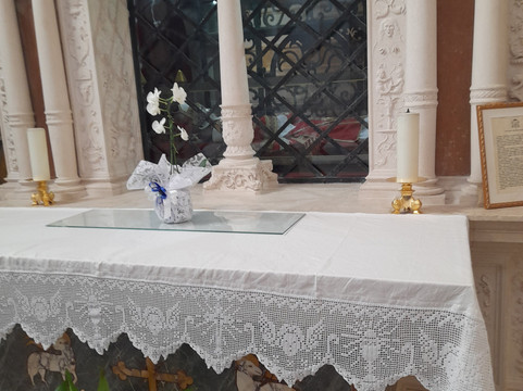 Basilica di Santa Maria di Collemaggio e Porta Santa-拉奎拉必去景点