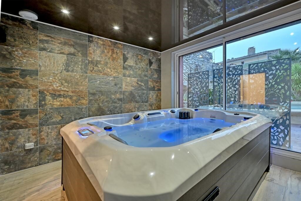 La Cle Secrete - chambre avec jacuzzi-客卧